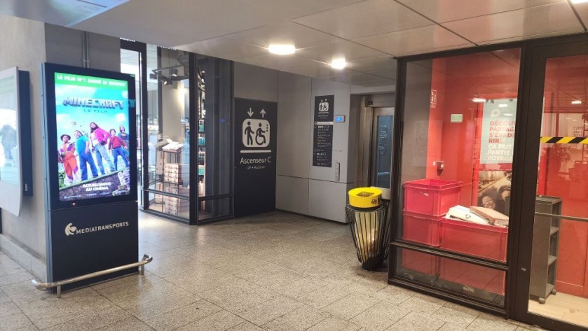 An elevator by the Hall 1 concourse at Gare Montparnasse