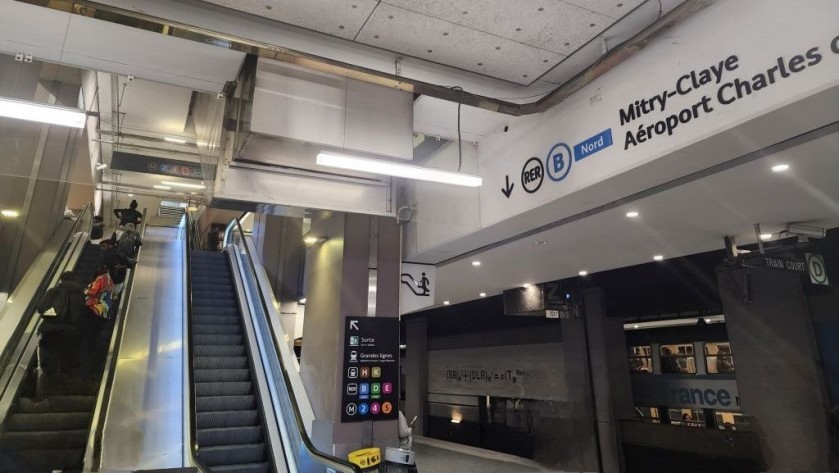 One of the escalators leading up from the RER ligne Nord platforms at the Gare Du Nord