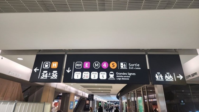 If you exit from the RER station into the mall, keep following the directions to the 'Grandes lignes'