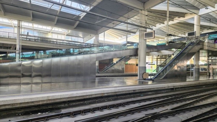 There are two sets of travellators and escalators on each platform in the high speed station, which lead up to level 1