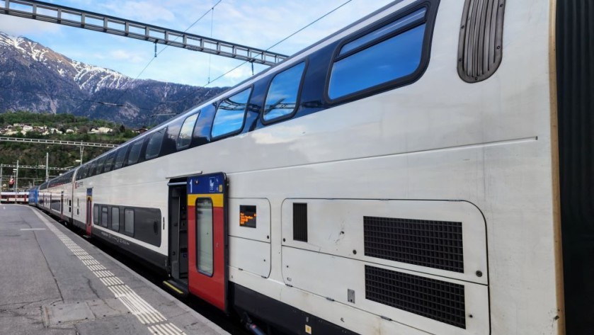 An IC 2000 train in Brig
