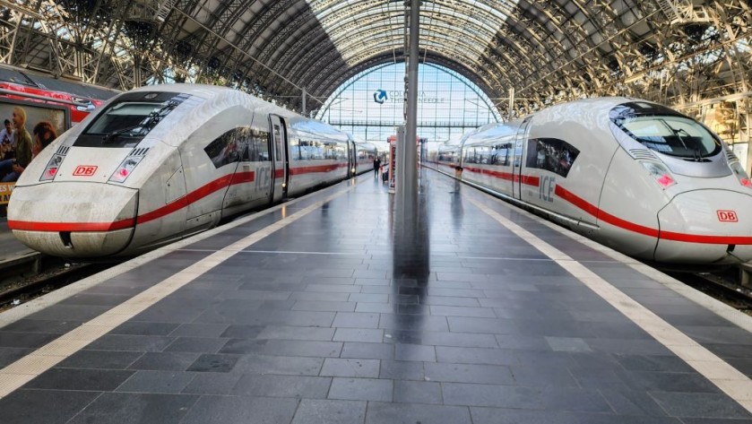 An ICE 4 rain and an ICE 3 neo train in Frankfurt (Main) Hbf