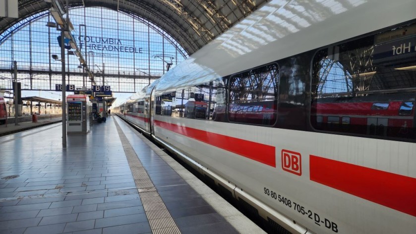 An ICE 3neo train has arrived in Frankfurt (Main) Hbf