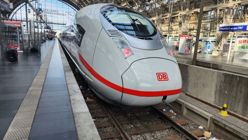 An ICE 3 neo train has arrived in Frankfurt