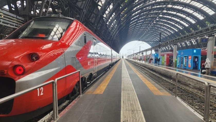 A Frecciarossa 700 train has arrived in Milano Centrale