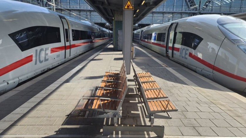 An IC3 Velaro train and an ICE 3neo train at Frankfurt (Main) Hbf