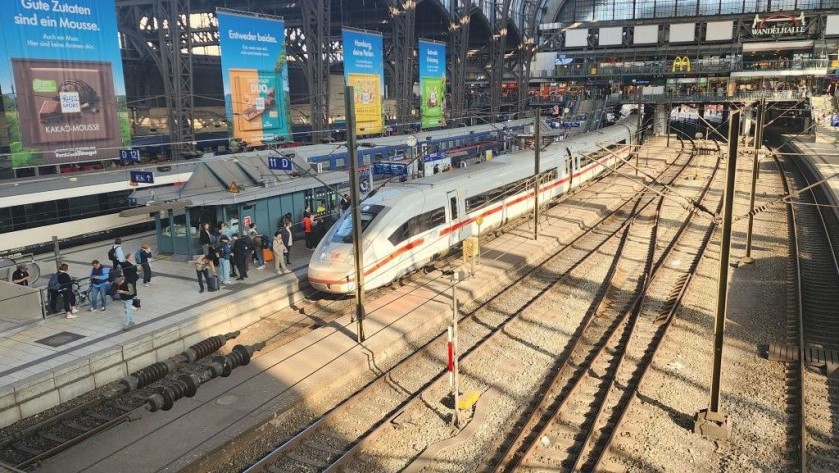 An ICE 4 train arrives in Hamburg Hbf