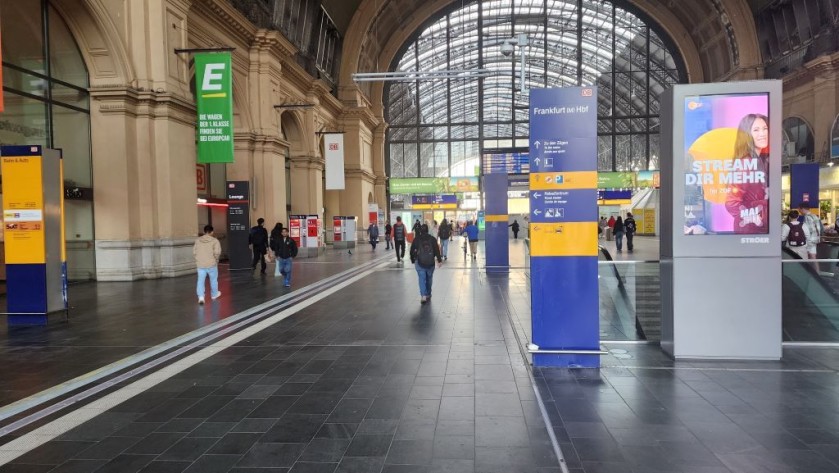 The main entrance hall at Frankfurt (Main) Hbf