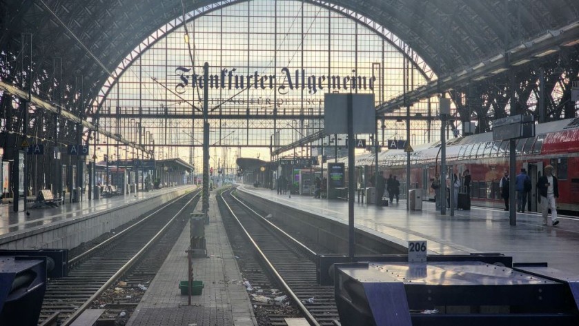 The gleis/platforms in Frankfurt's main station are spanned by stunning glass roofs