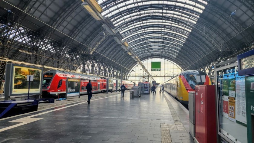 Walking on to the gleis / platforms from the concourse