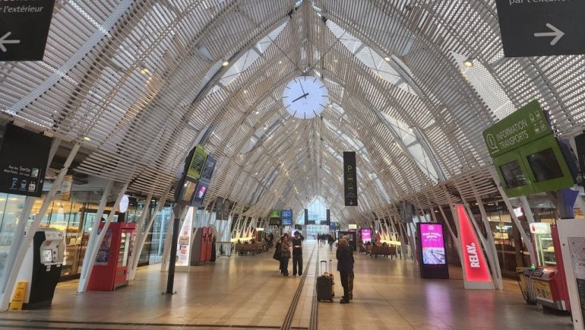 The impressive atrium which spans the length of Montpellier St-Roch above the trains
