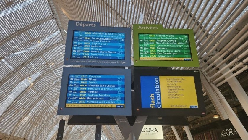 Checking the blue departure screens in Montpellier-St Roch