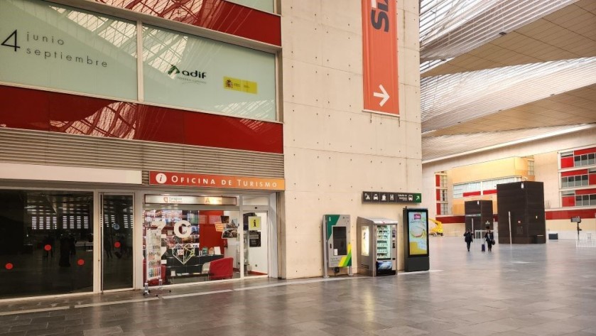 the arrivals hall at Zaragoza-Delicias