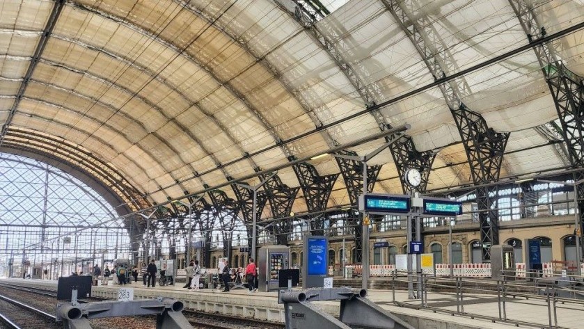 The main departure hall in Dresden Hbf