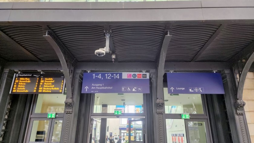 Accessing the main hall at Dresden Hbf from its concourse