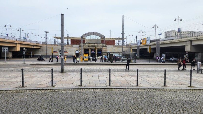 The tram stops at Dresden Hbf