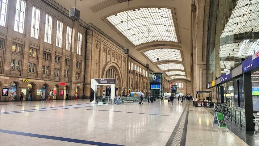 The arrival and departure concourse at Leipzig Hbf