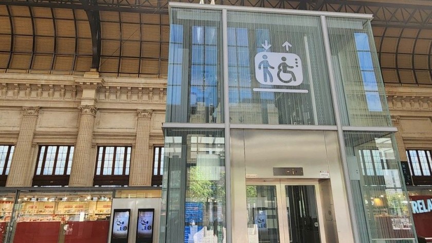 The elevator in Hall 1 at the Bordeaux St Jean