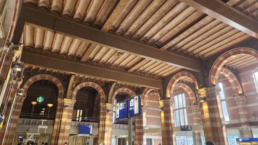 The hall inside the main entrance at Amsterdam Centraal