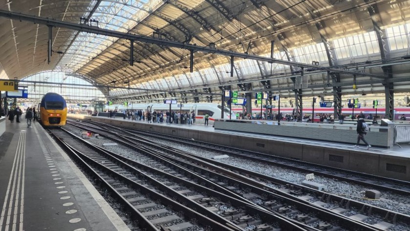 The track switches in the middle of the main platforms at Amsterdam Centraal