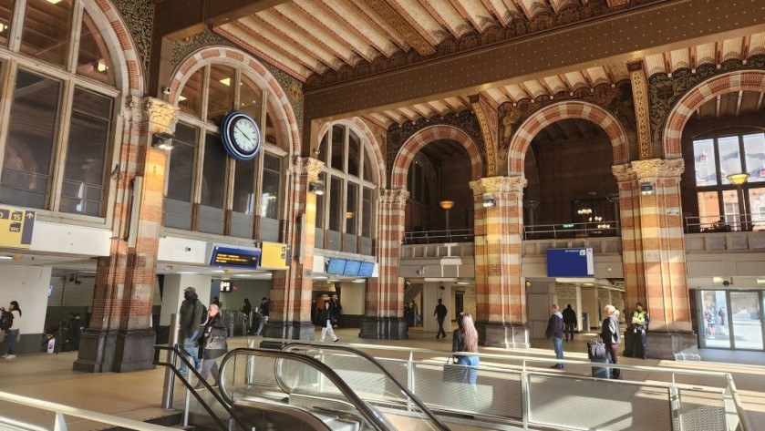 The access to the Metro in the main station hall