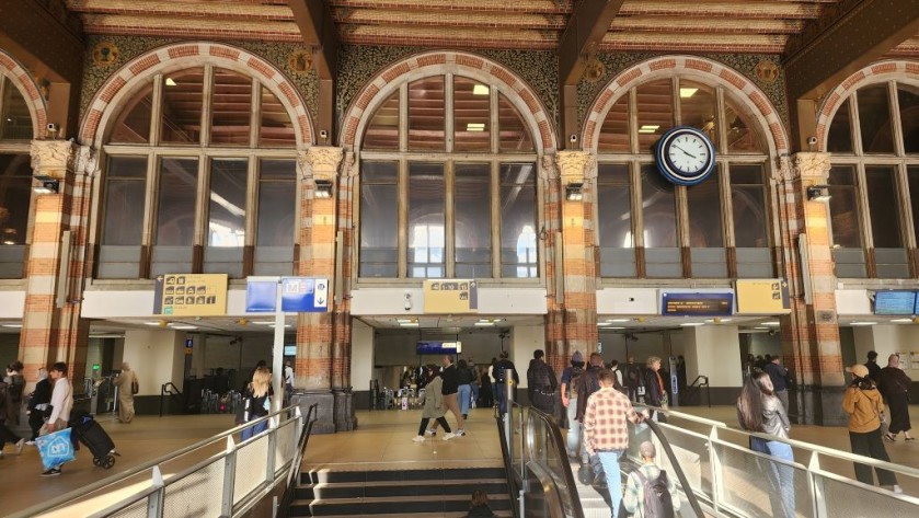 The Middletunnel passage is directly ahead of an exit from the Metro