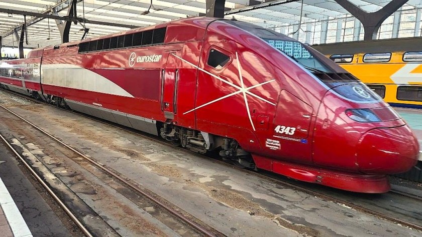 A Eurostar train to Paris is arriving at Rotterdam Centraal