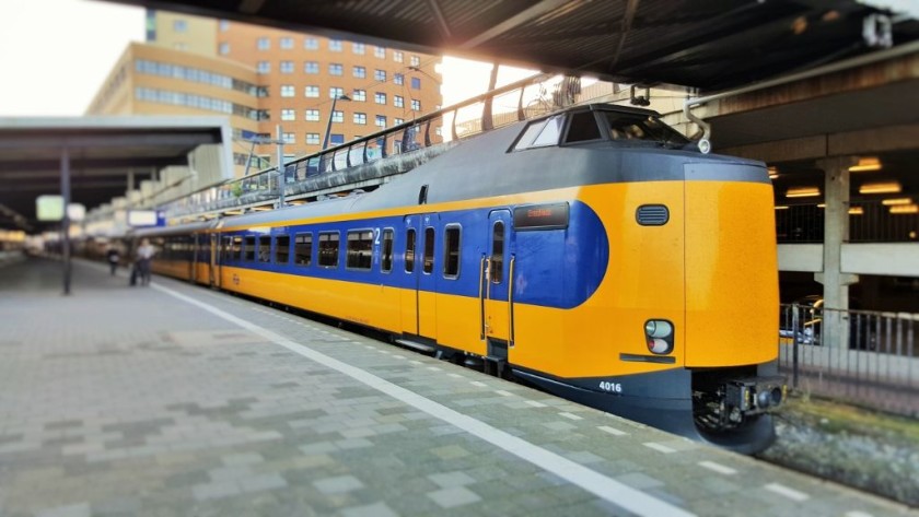 A single deck IC train in Amersfoort Centraal