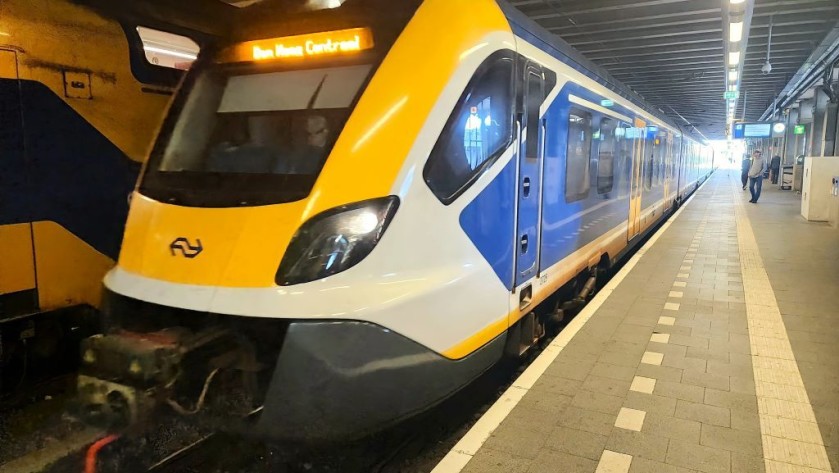 A Sprinter train at Den Haag Centraal