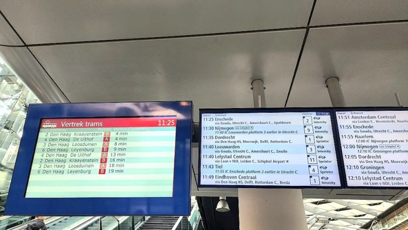 The departure screens at Den Haag Centraal