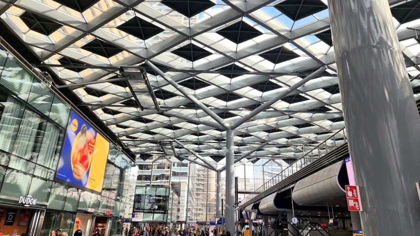 The main concourse at Den Haag Centraal
