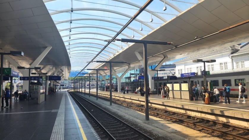 A general view of a platform/track/gleis