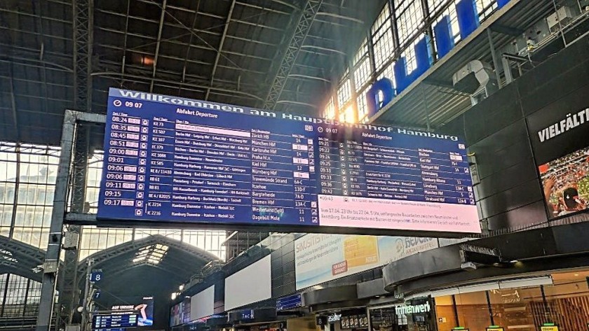 The main departure board at Hamburg Hbf