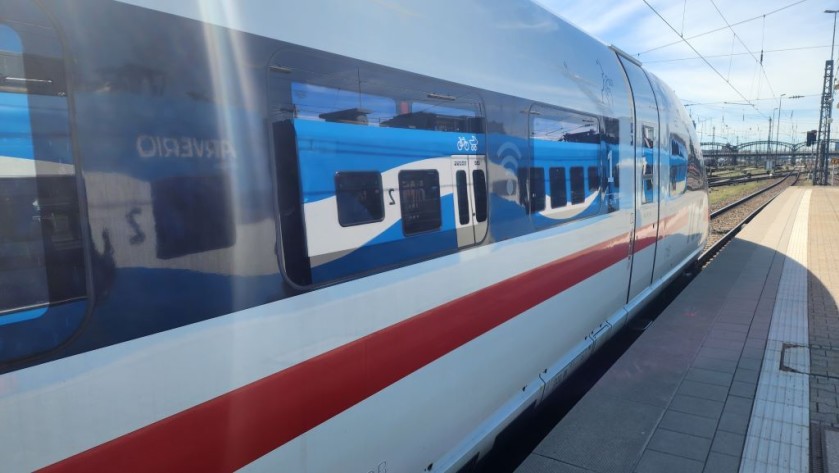 An ICE train has arrived at Munchen Hbf