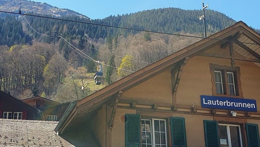 The BLM cable car is ascending from Lauterbunnen