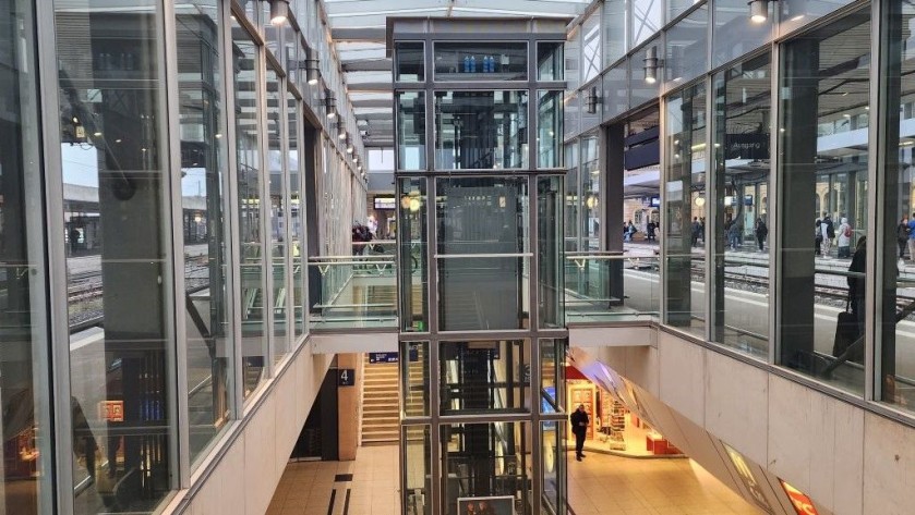 Elevators are available on each gleis (platform/track)