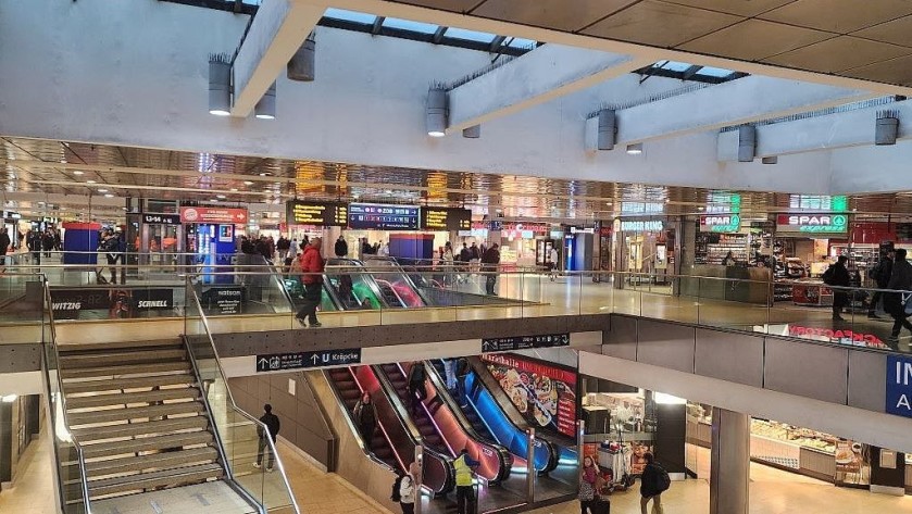The lobby which links the main concourse to the U-Bahn at Hannover HBF