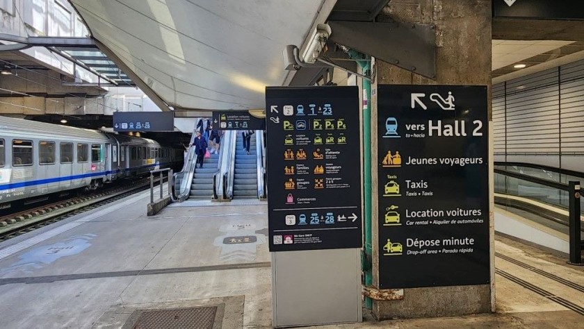 To hall 2 from Hall 1 at Gare Montparnasse