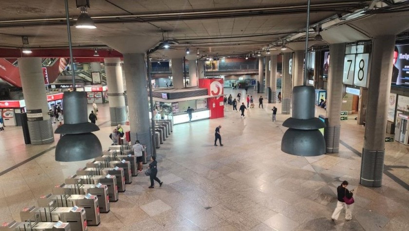 Looking down at the Cercanias concourse on level 0 from the passage way on level 1