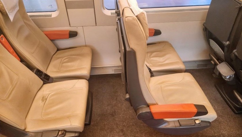The seats on the older type of avlo train