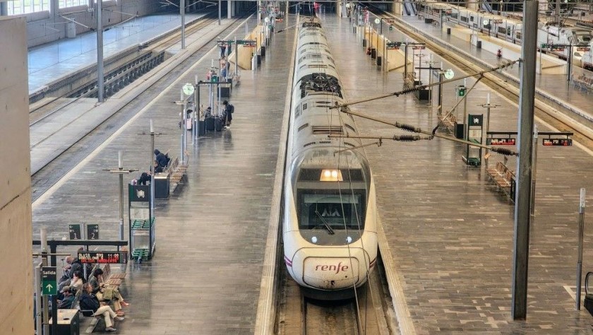 An AVE train arrives at Zaragoza - Delicias