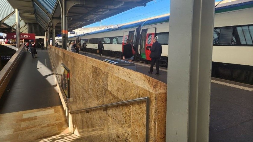 The sloped path on gleis / platform 4 - 5 in Geneve-Cornavin station