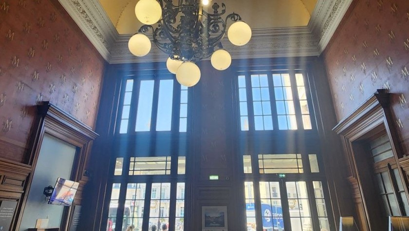 The waiting room at Bordeaux St Jean