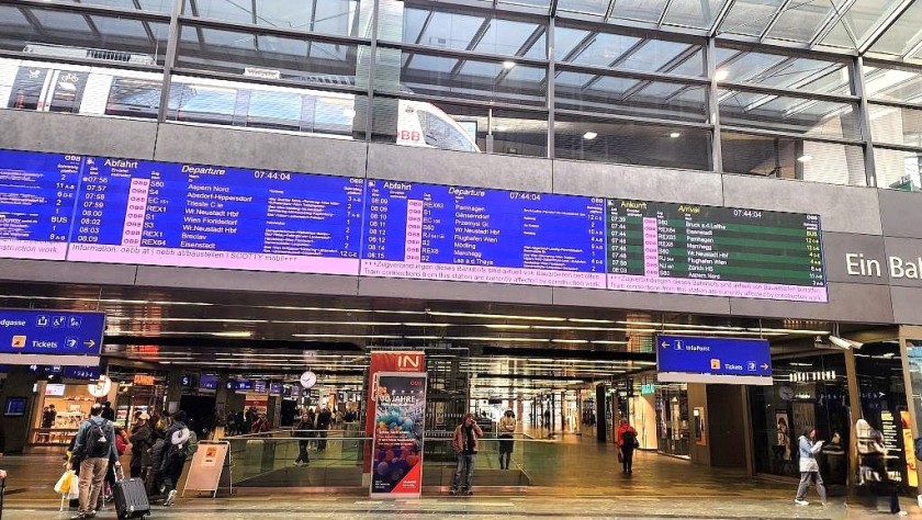 To the trains from the main concourse at Wien Hbf