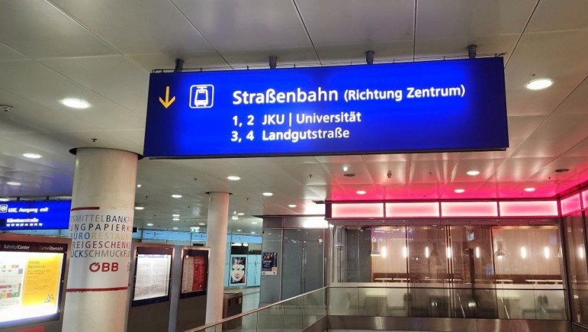 The sign pointing way to the tram stops at Linz Hbf