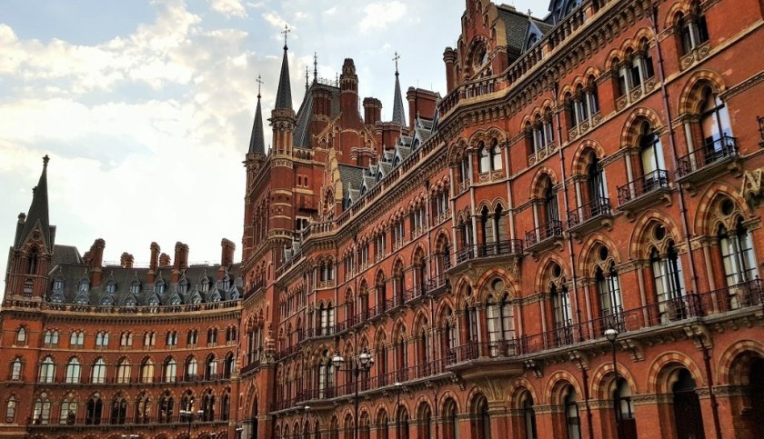The curved part of the building is where the entrances to the St Pancras Hotel are located