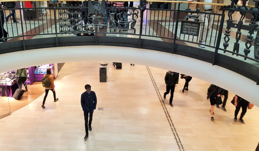 Looking down from the departure hall on to the passage that connects with the Metro station