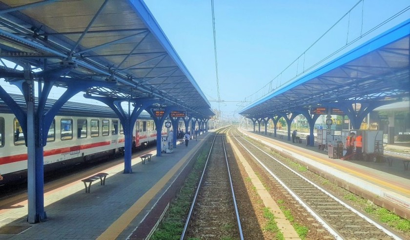 Looking north, the passage to the ferries is at the opposite end of the station