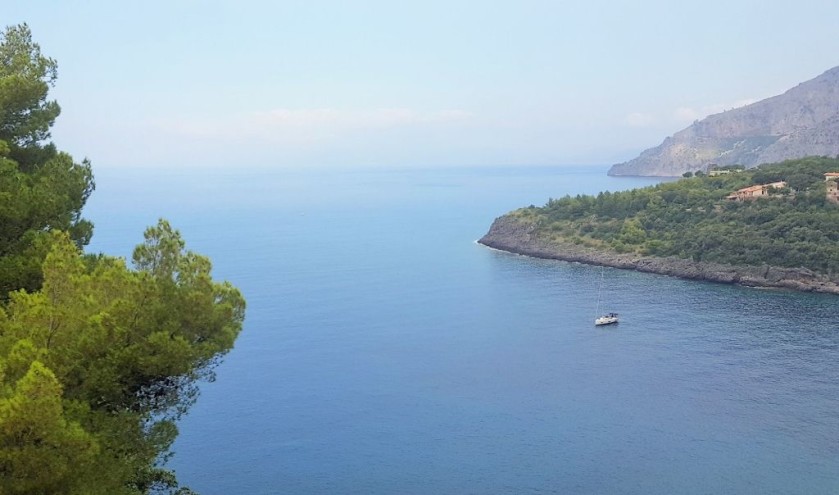 The IC trains to Villa S. Giovanni  spend hours of the journey by the shore 