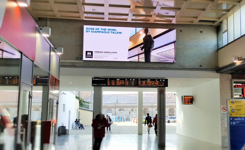 The access to binari 15-23 on the left of the departure hall